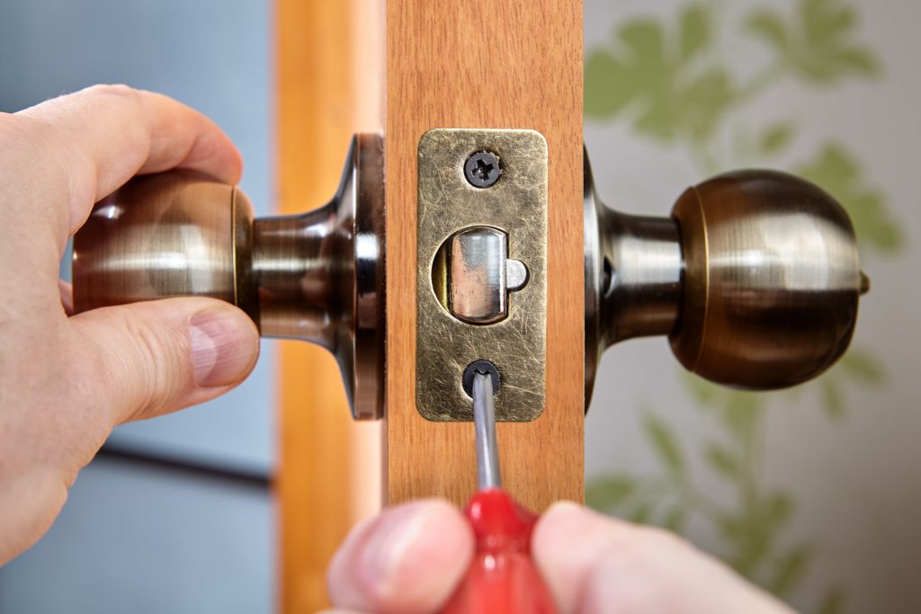 How to Avoid Scams When Hiring Locksmithing Services?